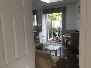 埃文河畔斯特拉特福Oakleigh 1 bed ground floor garden view apartment FREE ONSITE PARKING的客厅里有一张沙发和一张桌子。