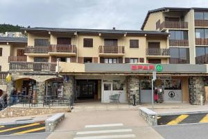 a building with a spari store in front of it at Appart T2 cabine grande terrasse classé 2 * in Les Angles