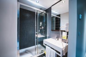 Bilik mandi di Utopia Hotel - Art & Nature Hotel