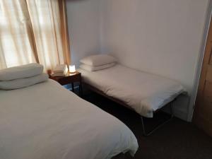 Postel nebo postele na pokoji v ubytování Spacious 2 bed maisonette near town, that sleeps 6