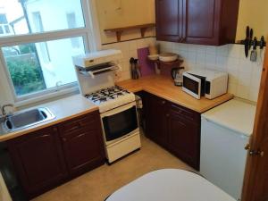 Kuchyň nebo kuchyňský kout v ubytování Spacious 2 bed maisonette near town, that sleeps 6