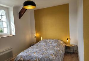 ein Schlafzimmer mit einem Bett, zwei Tischen und einem Fenster in der Unterkunft Maison au calme à 2 pas du port in Cancale