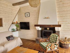 ein Wohnzimmer mit einem Kamin und einem Sofa in der Unterkunft Maison au calme à 2 pas du port in Cancale