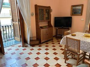 uma sala de estar com piso em azulejo e uma televisão em B&B Il Nido em Portici