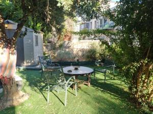 a table and chairs under a tree in a yard at I.M Jerusalem in Jerusalem