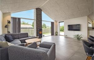 sala de estar con 2 sofás y TV en Beautiful Home In Juelsminde With Wifi, en Juelsminde