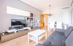 sala de estar con sofá y TV en Lovely Apartment In Campello With Kitchen en Aigues