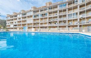 una gran piscina frente a un hotel en Lovely Apartment In Campello With Kitchen, en Aigües