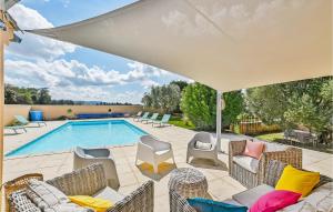patio z krzesłami i basenem w obiekcie Lovely Home In Valras With House A Panoramic View w mieście Valréas
