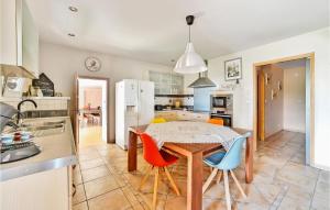 a kitchen with a table and chairs in a kitchen at Stunning Home In Valras With Wifi, Private Swimming Pool And Outdoor Swimming Pool in Valréas
