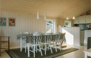 RøndeにあるAmazing Home In Rnde With Kitchenのダイニングルーム(テーブル、白い椅子付)