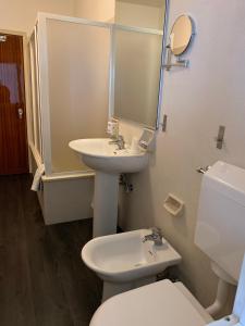 海上米蘭的住宿－Winter Home G&D，一间带水槽、卫生间和镜子的浴室