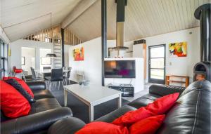 - un salon avec un canapé et une table dans l'établissement Gorgeous Home In Glesborg With Wifi, à Bønnerup