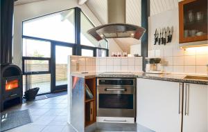 a kitchen with a stove and a stove top oven at Awesome Home In Glesborg With 3 Bedrooms And Wifi in Bønnerup