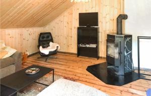TV a/nebo společenská místnost v ubytování Lovely Home In Ramvik With Kitchen