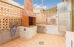 eine Küche mit Herd Hochofen neben einem Gebäude in der Unterkunft Pet Friendly Home In Los Alcazares in Los Alcázares