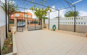 eine Terrasse mit einem Tor und einem Zaun in der Unterkunft Pet Friendly Home In Los Alcazares in Los Alcázares + 17 Fotos