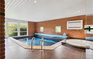 Bazén v ubytování Cozy Home In Asperup With Sauna nebo v jeho okolí