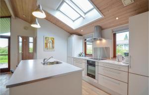 RøndeにあるStunning Home In Rnde With Kitchenの白いカウンターと天窓付きのキッチン