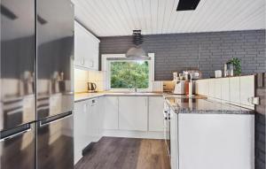 Kuchyň nebo kuchyňský kout v ubytování Cozy Home In Asperup With Sauna