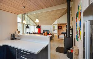 FjellerupにあるAmazing Home In Glesborg With Saunaの木製天井のオープンキッチン、リビングルーム