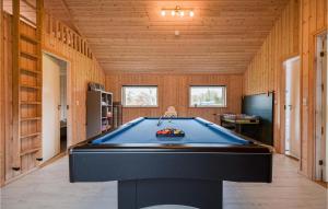 FjellerupにあるNice Home In Glesborg With 4 Bedrooms, Sauna And Wifiの木製の壁の客室内のビリヤード台