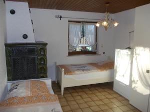 1 dormitorio con 2 camas y ventana en 140qm in 83052 between Munich+Rosenheim, en Bruckmühl