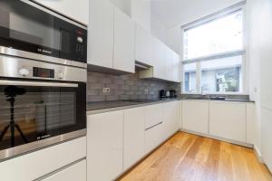 A kitchen or kitchenette at Amazing 3BDR Duplex wbalcony East London