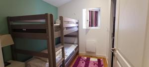 a room with two bunk beds and a window at CANTETEAU - Agreable maison chaleureuse et conviviale in La Chaume