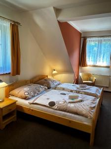 Postel nebo postele na pokoji v ubytování Horský Hotel Sněženka + 37 fotografií