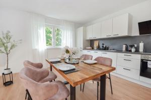 cocina con mesa de comedor de madera y sillas en Gemütliches Loftparadies - Küche - Parkplatz en Steinhagen