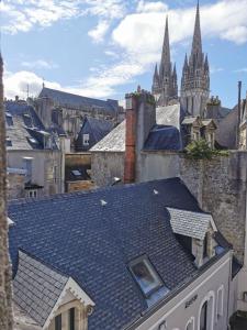 - une vue sur une ville avec une cathédrale dans l'établissement La Palmeraie - Appartement classé 4 étoiles - Hyper centre ville, à Quimper