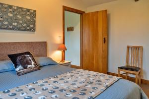Llit o llits en una habitació de Finest Retreats - The Shippon at Lestitha