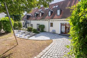 una vista exterior de una casa con patio en Hotel Klostergasthof, en Thierhaupten