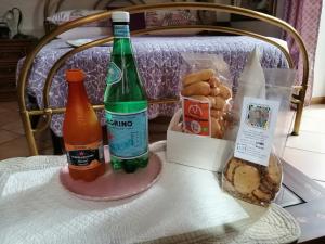 zwei Flaschen Soda und Brot auf dem Tisch in der Unterkunft Casa Marina in San Pellegrino Terme