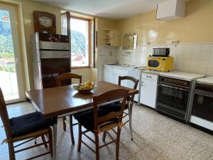 Kuchyň nebo kuchyňský kout v ubytování Agréable appartement typiquement Haut-Alpin