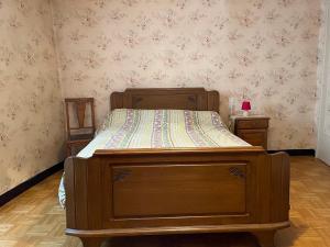En eller flere senger på et rom på Agréable appartement typiquement Haut-Alpin