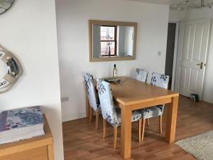 Una mesa de comedor con sillas y un espejo. en Seaview Heights Whitby, en Whitby 9 fotos más