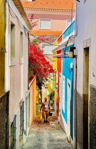 una persona caminando por un callejón entre edificios en PAZ 38 - Premium Location en Lisboa