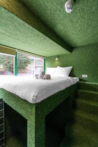 Postel nebo postele na pokoji v ubytování Hotel Not Hotel Rotterdam