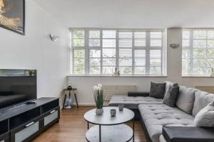 a living room with a couch and a table at Central 2 Bed Pavilion Apartment in Brighton & Hove