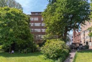 a park with trees in front of a building at Central 2 Bed Pavilion Apartment in Brighton & Hove