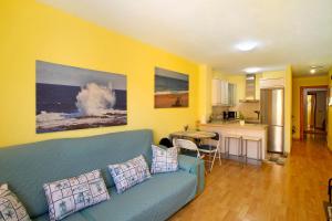 un soggiorno con divano blu e una cucina di Vcv Apartamento La Sal a La Garita