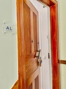 una puerta de madera con la letra a en ella en PAZ 38 - Premium Location en Lisboa