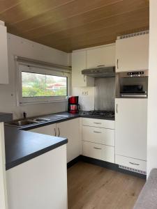 Kuchyň nebo kuchyňský kout v ubytování Chalet n°32 + 3 fotografie
