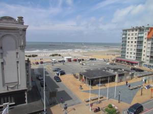 a view of a parking lot next to the beach at Hotel Uilenspiegel in Nieuwpoort