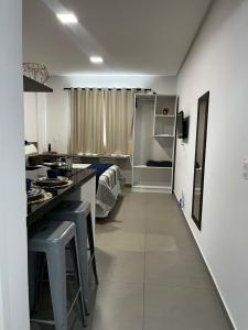 une chambre avec une cuisine et une chambre avec un lit dans l'établissement Studio no West Fit Mossoró Alto Padrão, à Mossoró