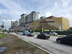 una concurrida calle de la ciudad con coches y edificios altos en Lovely VivaMall City View with 2 Card LV11C, en Kuching