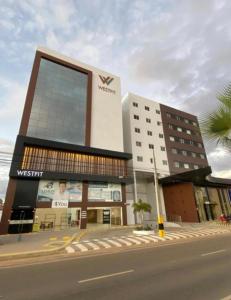 モソロにあるStudio no West Fit Mossoró Alto Padrãoの道路脇に看板のある建物 +14枚の写真