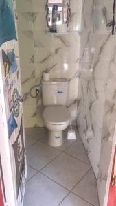 uma pequena casa de banho com WC num quarto em Kasba de l'artiste em Mirleft